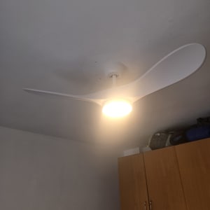 מאוורר תקרה מואר בחדר עם ארון עץ