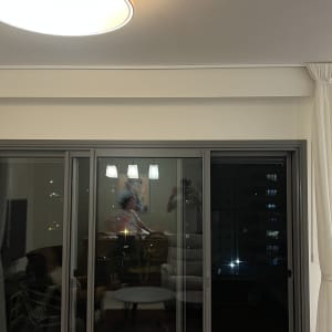 סולם מתכת ליד חלון עם וילונות לבנים