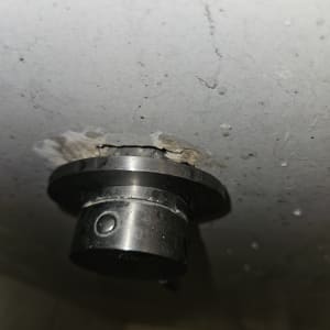 חיבור צינור מתכת בתקרה עם סימני נזילה