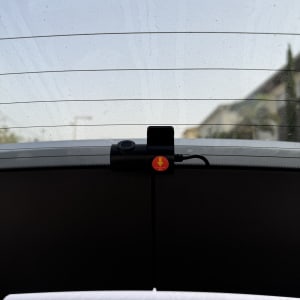 מצלמה מותקנת על חלון אחורי של רכב