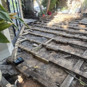 תשתית עץ לגינה בבנייה עם כלים ועצים
