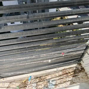 מערכת דוקרנים למניעת יונים על מרפסת