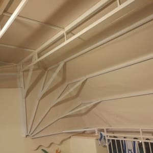 סוכך בד עם מסגרת מתכת לבנה