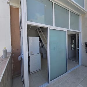 מבנה עם חלונות אלומיניום ודלת זכוכית