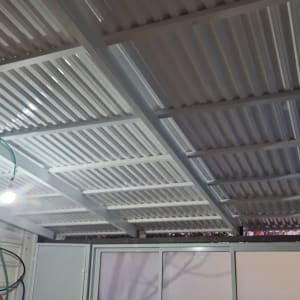 תקרת מתכת עם תאורה וחוטי חשמל