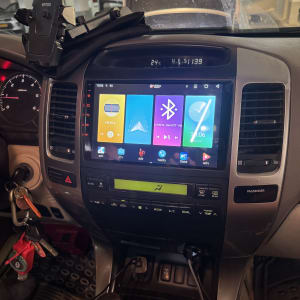 מערכת מולטימדיה ברכב עם מסך מגע ותצוגת בלוטות