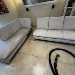 ספות בהירות עם ציוד ניקוי על הרצפה