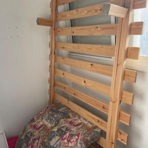 מסגרת עץ ומזרן צבעוני ליד חלון