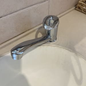 ברז כרום מותקן על כיור בחדר אמבטיה