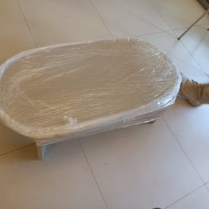 שולחן עטוף בניילון מוכן להובלה