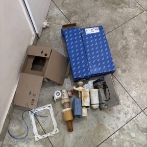 חלקי אינסטלציה וכלים על רצפה