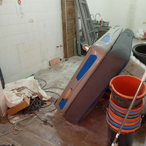 חדר עם ציוד וכלים לניקיון ושיפוץ