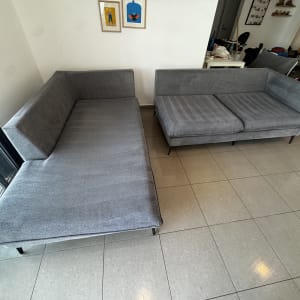 ספות אפורות נקיות בחדר עם רצפת אריחים