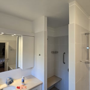 חדר אמבטיה עם ארון, כיור ומקלחת