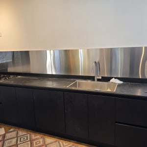 מטבח עם כיור וברז, משטח עבודה וכיריים