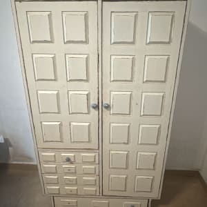 ארון עץ עם דלתות ומגירות