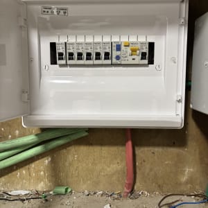 לוח חשמל פתוח עם מפסקים וחוטים חשמליים