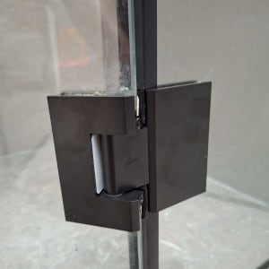 ציר זכוכית במקלחון עם מסגרת שחורה