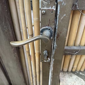 ידית ודלת עם מנעול על שער עץ ובמבוק