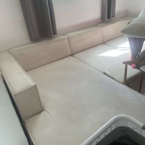 ספה נקייה ליד חלון עם וילונות כהים