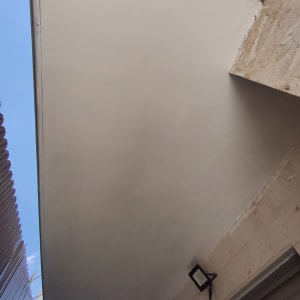 תקרה משופצת עם תאורה חיצונית
