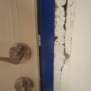 מנעול ודלת עם קצף בידוד