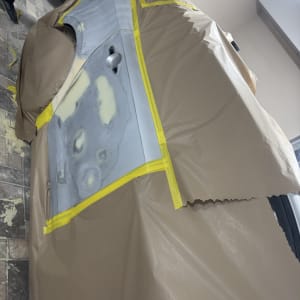 רכב מכוסה בנייר עם אזור מתוקן לצביעה