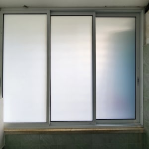 מסגרת חלון אלומיניום עם זכוכית חלבית