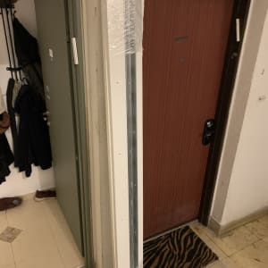 חפץ ארוז בניילון ליד דלת כניסה