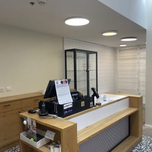 דלפק עץ עם מחשב וטלפון בחנות ריקה