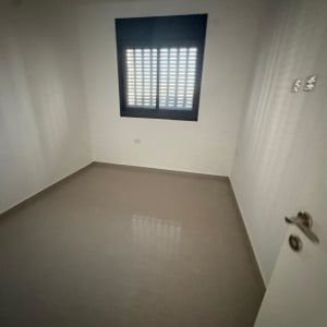 חדר ריק עם חלון ודלת פתוחה