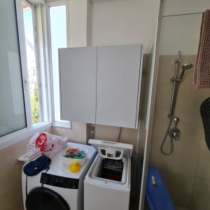 מכונת כביסה ומייבש בחדר אמבטיה עם מקלחת