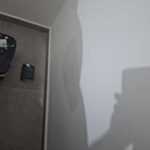 קיר צבוע עם תיקון טיח וכלי עבודה