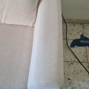 ספה נקייה על רצפת אריחים עם מטלית