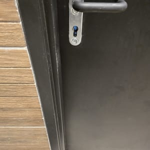 ידית ודלת עם מנעול כסוף