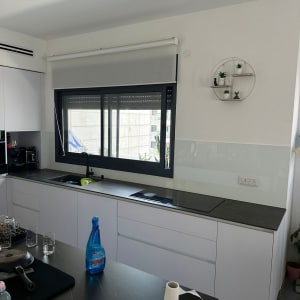 מיכל זכוכית כחול על השיש במטבח מודרני