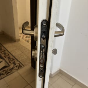 מנעול דלת עם ידית מתכת