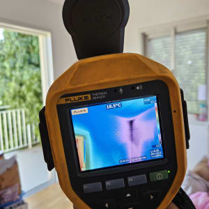 מצלמה תרמית פלוק מציגה תמונת חום על מסך