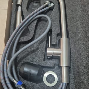 ברז נירוסטה עם צינורות באריזה