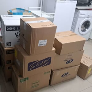 ארגזים ממותגים במטבח עם מכונת כביסה