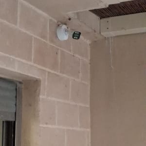 מצלמת אבטחה מותקנת על קיר חיצוני