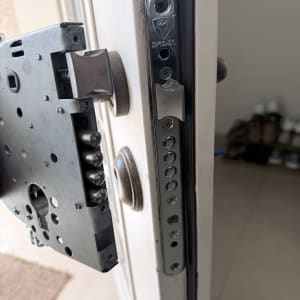 מנעול דלת פתוח עם מנגנון נעילה גלוי