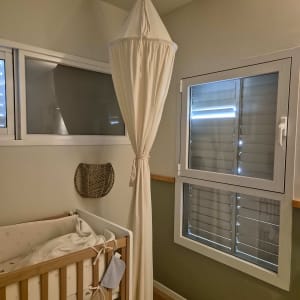 וילון תלוי מהתקרה ליד מיטת תינוק