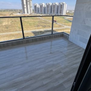 מרפסת עם רצפה נקייה ונוף לבניינים
