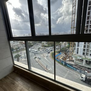 חלון גדול עם רצפת עץ נקייה