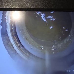 צילום מסך של צינור עם מים בתוכו