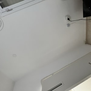 שקע חשמל עם כבל מחובר לקיר לבן