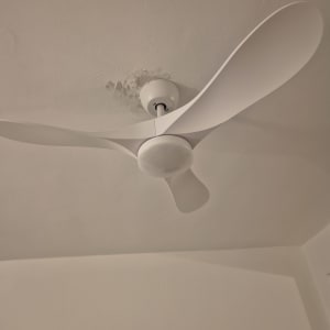 מאוורר תקרה לבן מותקן על תקרה