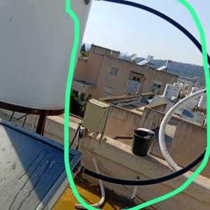 דוד שמש על גג עם צינורות וחיבורים