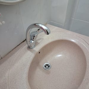 ברז כרום מותקן על כיור אמבטיה